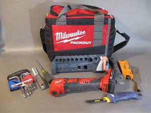 lot 10 image: Milwaukee Tool Bag