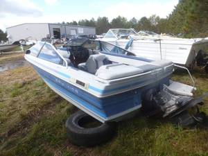 lot 3 image: 1989 Bayliner Capri Boat