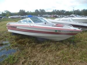 lot 7 image: 1987 Sea Ray Boat