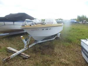 lot 10 image: Crestliner Boat