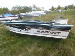 lot 12 image: 1998 Alumacraft Boat Green