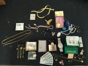 lot 83 image: Collection of Jewelry