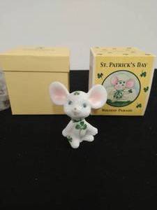 lot 90 image: Fenton Glass St. Patricks Day Holiday Parade Mouse Figurine