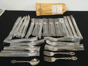 lot 88 image: Collection of Vintage Silverware