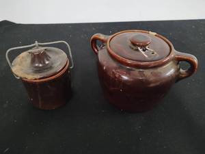 lot 146 image: Two Vintage Ceramic Pieces