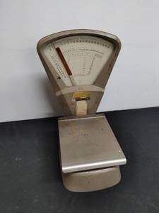 lot 26 image: Vintage Pitney Bowes Shipping Scale
