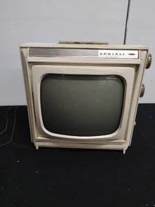 lot 17 image: Vintage Admiral Eleven TV