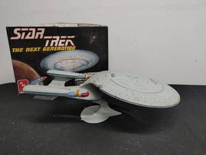 lot 1 image: Star Trek The Next Generation Starship Enterprise