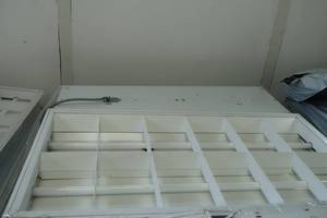 PALLET OF FLUORESCENT LIGHT FIXTURES