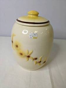 lot 290 image: Vintage Hull Cookie Jar with Lid - 1950s