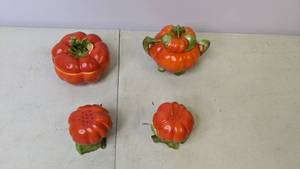 lot 351 image: Royal Bayreuth Porcelain Pumpkins (4) - Covered Dishes, Salt & Pepper Shakers
