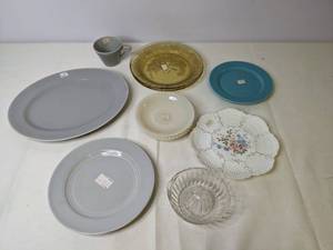 lot 214 image: Set of 12 Beautiful Vintage Dish Wares
