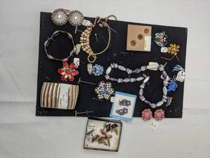 lot 316 image: Lot of Costume Jewelry-Bracelets, Necklaces, Pins, Earrings, Cufflinks
