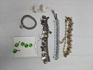 lot 201 image: Collection of 6 Vintage High-End Costume Jewelry Coro Bracelet, cufflinks, buttons, earrings