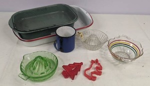 lot 381 image: Vintage 1930s green depression glass juicer or citrus reamer in bright spring green glass & More