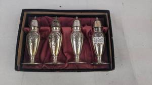 lot 253 image: Set of (4) Vintage Quaker Salt and Pepper Shakers in Box