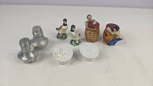 lot 257 image: Set of (4) Salt & Pepper Shakers - Ducks, White Flowers, Aluminum, Japanese Basket