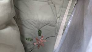 lot 404 image: Gorgeous Queen Duvet Cover with Shams