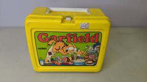 lot 150 image: Vintage 1978 Garfield Plastic Lunchbox and Thermos
