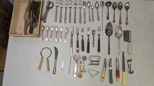 lot 143 image: Vintage Tableware and Carrier