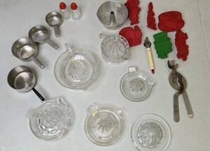 lot 136 image: Mixed Lot of Vintage Kitchen Wares Measuring Cups, Juicers, and Cookie Cutters