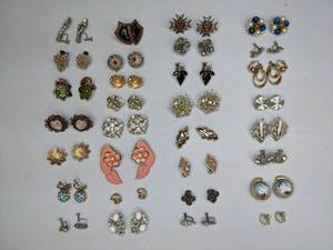 lot 456 image: Assortment of 13 Pairs of Vintage Earrings