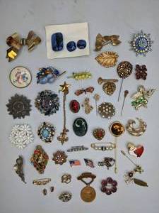 lot 439 image: Assortment of Vintage Stick Pins, Pins and Earrings