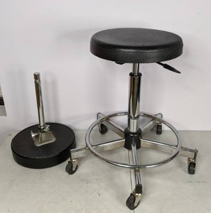 lot 643 image: Comfy 5-Wheel Stool and Extra Cushion Seat