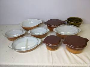 lot 476 image: Collection of 16-Pieces Vintage Pyrex and McCoy Pottery Serving Dishes (SE)