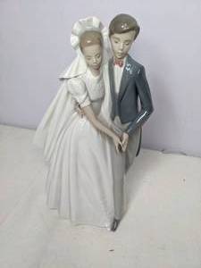lot 492 image: Lovely Lladro Unforgettable Dance Bride & Groom Porcelain Figurine  SE