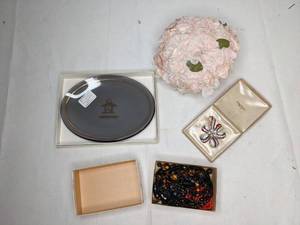 lot 470 image: Vintage Jewelry, Broach, Munsingwear Plate, and Floral Hat