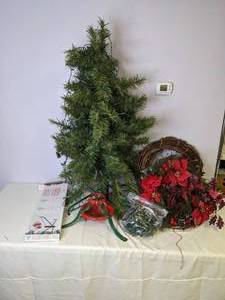 lot 464 image: Collection of Christmas Decorations 4 Tree, Stand, Lights, Rattan Wreaths and More