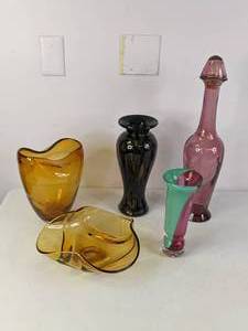lot 550 image: Gorgeous Assortment of 5 Pieces of Glassware -  SE