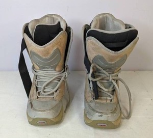 lot 689 image: Mens Snowboarding Boots - NER