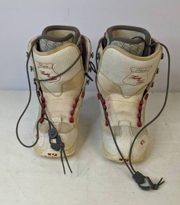 lot 693 image: Womens Thirty Two Prion Snowboarding Boots - NER