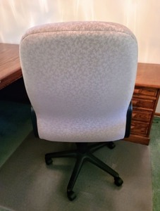 lot 14 image: Adjustable Office Chair