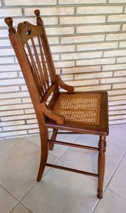 lot 17 image: Vintage Oak Chair