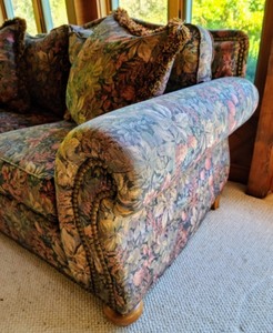 lot 26 image: Floral Print Ethan Allen Loveseat