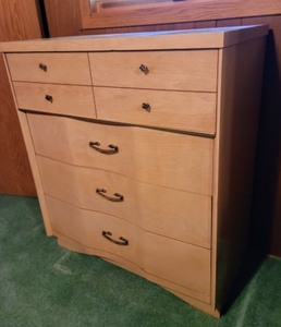 lot 33 image: Vintage Dresser