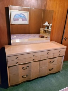 lot 35 image: Vintage Mirrored Dresser
