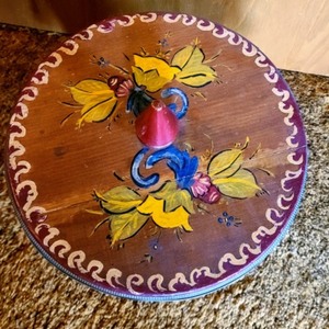 lot 190 image: Vintage Painted Wood Basket