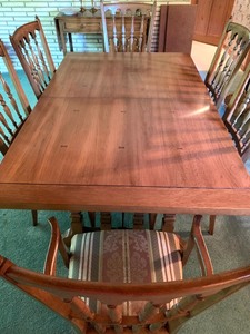 lot 1 image: Beautiful Thomasville Dining Table and Chairs