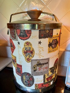 lot 164 image: Scale and an Ice Bucket