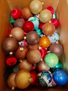 lot 139 image: Christmas Decor