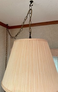 lot 58 image: Chain Lamp