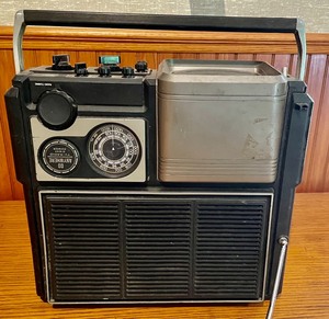 lot 87 image: Vintage Go Anywhere TVRadio
