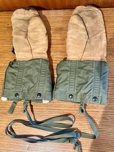 lot 105 image: Vintage Military Winter Gloves