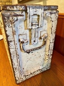 lot 98 image: Vintage Metal Box