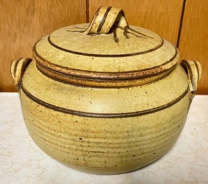 lot 111 image: Pretty Pottery Vessel