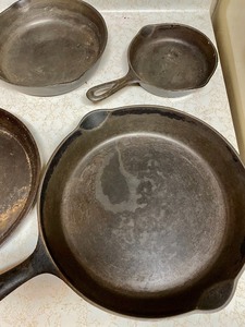 lot 124 image: 6 Cast Iron Skillets